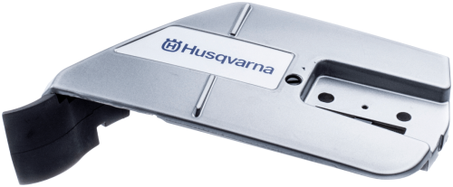 Pokrywa sprzęgła pilarki Husqvarna 385, 385XP w kolorze srebrnym z czarnym elementem. Ujęcie z boku, ukazujące logo Husqvarna oraz otwory montażowe. Gładka powierzchnia, ergonomiczny kształt, idealna do montażu na sprzęcie.