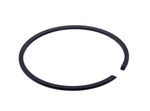 Czarny, gumowy pierścień tłoka do dmuchawy Husqvarna 150BT/350BT, okrągły z otwartą szczeliną, gładki, leżący na białym tle. Idealny do montażu w dmuchawie. Wymiary nieokreślone.
