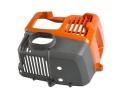 Pokrywa cylindra dmuchawy 150BT/350BT Husqvarna w kolorze szaro-pomarańczowym, z otworami wentylacyjnymi i okrągłym wejściem. Ujęcie z boku, produkt leżący. Element mocujący widoczny z tyłu, brak dekoracji i napisów.