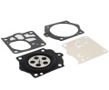 Zestaw naprawczy gaźnika do pilarek Husqvarna 390XP i 395XP. Zawiera gumową uszczelkę z metalowym elementem, płaskie uszczelki z wycięciami oraz zestaw membran. Widok z góry na elementy ułożone na ciemnym tle.