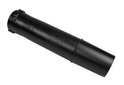 Rura wylotowa do dmuchawy Husqvarna 150BT/350BT w kolorze czarnym. Posiada gładką powierzchnię i widoczne logo marki. Ujęcie z boku, pokazujące produkt leżący. Wymiary są standardowe dla tego typu akcesorium. Idealna do wykorzystania zdmuchaw.