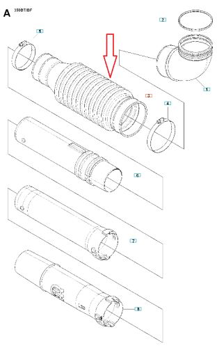 Rura do dmuchawy 350BT/150BT Husqvarna, cylindryczna, z wyraźnym rowkowaniem. Widoczna końcówka z mocowaniem. Rura na białym tle, ukazana z boku. Dodatkowe elementy montażowe widoczne w tle. Bez przymiotników oceniających.