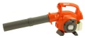 Dmuchawa do liści Husqvarna w kolorze pomarańczowym z szarym lejem, umieszczona na stabilnej podstawie. Ergonomiczny uchwyt do łatwego transportu, widoczne oznaczenia na obudowie i przycisk włączania. Produkt prezentowany z boku, z bliska na silnik.