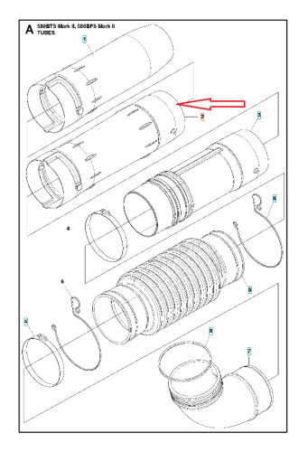 Rura do dmuchawy 580BTS Mark II Husqvarna, widoczna od przodu, ma cylindryczny kształt z metalicznym wykończeniem. Obejmuje kilka elementów, w tym zwinięty odcinek oraz różne mocowania. Tło jest białe, co podkreśla szczegóły konstrukcji.