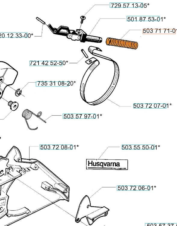 Pomarańczowa sprężyna hamulca do pilarki Husqvarna 394XP z logo, cylindryczna, umieszczona z innymi elementami. Zdjęcie z boku ukazuje detale montażowe na stole.