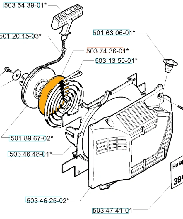 Tarcza amortyzująca rozrusznika do pilarki Husqvarna 394XP, 395XPG. Żółta tarcza z metalowym sprężynowym elementem. Widok z boku na detale mocowania oraz widoczne napisy z oznaczeniem modelu. Proste, jasne tło, brak dodatkowych akcesoriów.