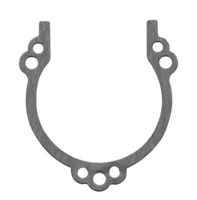 Uszczelka karteru dmuchawy 525BX Husqvarna, metalowa, o okrągłym kształcie z wycięciem w górnej części. Widoczne otwory montażowe. Produkt leży na białym tle, zdjęcie wykonane frontalnie, w pełnej perspektywie.