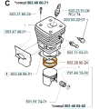 Pierścień tłoka pilarki Husqvarna 394XP, 395XP w szczegółowym widoku z boku, w układzie montażowym. Część w kolorze pomarańczowym, z metalowym wykończeniem, umieszczona obok cylindra, z wyraźnymi oznaczeniami i detalami konstrukcyjnymi.
