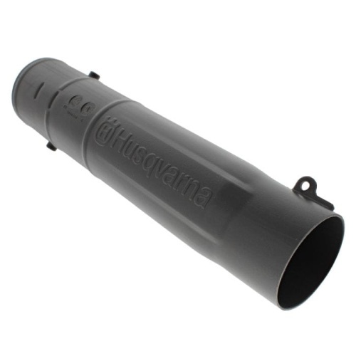 Rura dmuchawy 525BX Husqvarna w kolorze czarnym, wykonana z tworzywa. Prezentowana w pozycji poziomej, widoczna z boku, z umieszczonym logo Husqvarna. Produkt ma gładką powierzchnię oraz otwór na końcu, przeznaczony do narzędzi ogrodowych.