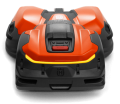 Robot koszący Husqvarna CEORA® 544 EPOS w kolorze pomarańczowym i czarnym, z widocznym przyciskiem uruchamiania i diodą LED. Ukazuje tylny widok, z unikalnym kształtem z wypukłością ułatwiającą manewrowanie. Tło białe.