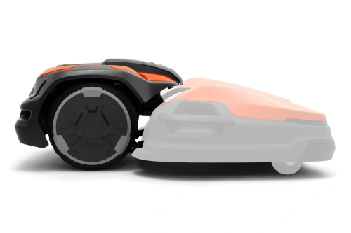 Robot koszący Husqvarna CEORA® 546 EPOS z szarym podwoziem i pomarańczową osłoną, widok boczny, duże koła, ergonomiczne detale na czarnym tle podkreślającym kształt i funkcjonalność.