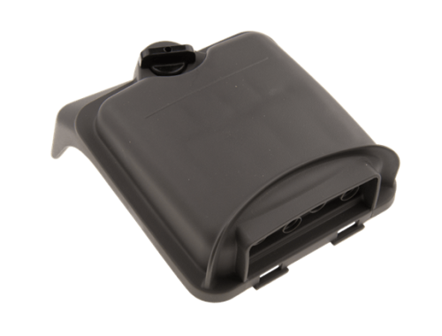 Osłona filtra powietrza dmuchawy Husqvarna 130BT/530BT w kolorze czarnym, o prostokątnym kształcie. Widok z góry, produkt leży na płaskiej powierzchni. Widoczne otwory wentylacyjne oraz zaślepka, wykonanie z tworzywa sztucznego.