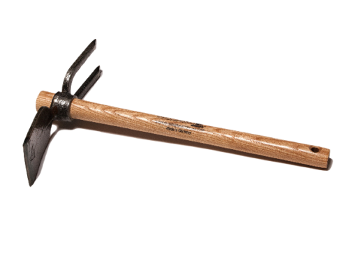 Motyka ogrodowa kuta Krumpholz z drewnianym styliskiem o długości 130 cm. Produkt widoczny z boku, ze stali węglowej i prostym uchwytem. Na drewnie napisy z nazwą producenta. Narzędzie do uprawy, szczególnie użyteczne w ogrodzie.