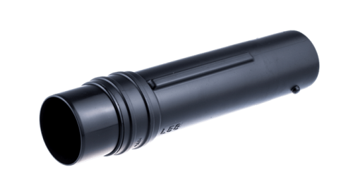 Rura do dmuchaw Husqvarna 170BT/370BTS, czarna, o gładkiej powierzchni. Ujęcie z boku, w pozycji leżącej. Zakończenie rury gładkie, z widocznymi oznaczeniami. Wymiar optymalny do użytku w ogrodnictwie.