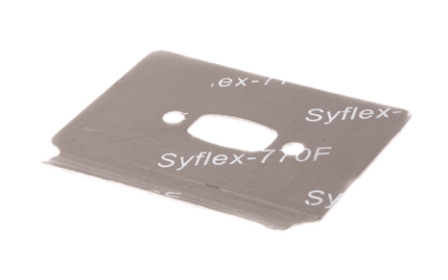 Uszczelka tłumika dmuchawy w kształcie prostokąta, wykonana z metalicznego materiału, w kolorze srebrnym. Widoczne otwory montażowe oraz napis Syflex-770F, umieszczony na powierzchni. Produkt leży na jasnym tle.