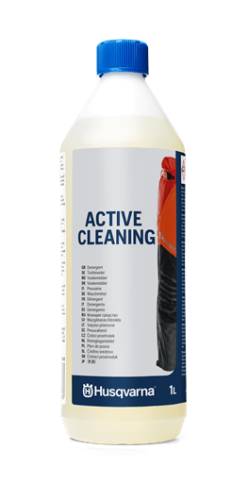 Płyn do prania odzieży roboczej Husqvarna, 1 l, przezroczysta butelka z szeroką podstawą, niebieska zakrętka, etykieta ACTIVE CLEANING i logo Husqvarna, ujęcie frontalne, jednolite tło.