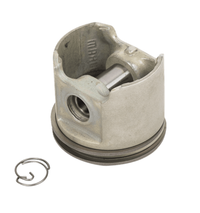 Tłok dmuchawy Husqvarna 356BTx, metaliczny, w jasnoszarym kolorze, z widocznym wycięciem na piersiące mocowanie. W zestawie metalowa sprężyna. Produkt w pozycji leżącej, z boku widoczny detal otworu w tulei. Idealny do naprawy sprzętu ogrodowego.