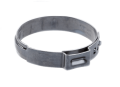 Zaciskowa opaska dmuchawy Husqvarna 356BTx/356BF w kolorze stalowym, wykonana z metalu. Produkt leżący na białym tle, w układzie frontalnym, o gładkiej powierzchni. Widoczne mocowanie oraz charakterystyczny zatrzask.