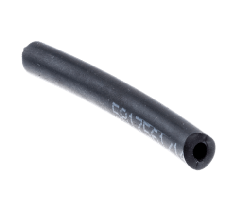 Przewód paliwa dmuchawy 356BTx Husqvarna, czarny, gładki, elastyczny, w złożonej pozycji. Okrągły w przekroju, widoczne napisy na powierzchni. Produkt na jednolitym tle, wykorzystywany do transportu paliwa w urządzeniach Husqvarna.