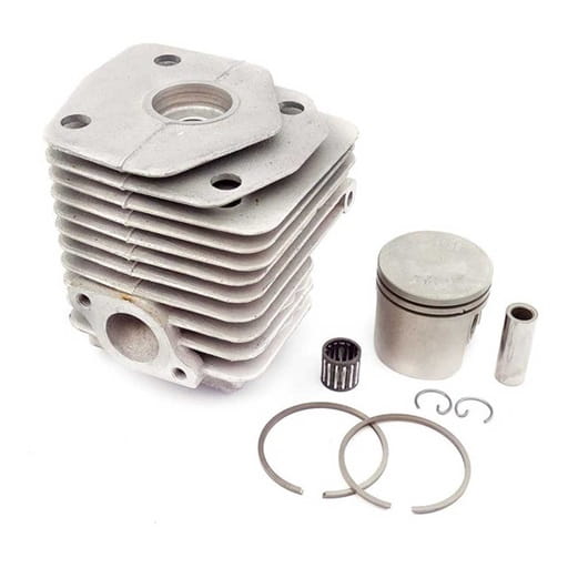 Cylinder kompletny dmuchawy 356BTx Husqvarna w kolorze srebrnym, z sześcioma żeberkami chłodzącymi, widoczny z góry. Obok tłok oraz detale montażowe, w tym pierścienie i adapter. Elementy metalowe, matowe, w stanie nowym, na białym tle.