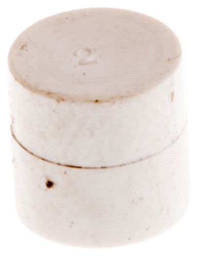 Zaślepka wałka pompy oleju w kolorze białym, cylindryczny kształt, widoczny napis 2 na górze. Przedmiot stoi na płaskiej powierzchni, w tle jednolite. Brak dodatkowych detali, powierzchnia lekko zakurzona. Wymiary nieokreślone.