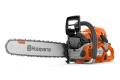 Pilarka Husqvarna 560XP® Mark II w kolorze pomarańczowym, widoczna z boku, z metalowym łańcuchem i wkładem tnącym. Wyposażona w ergonomiczny uchwyt, logo Husqvarna oraz oznaczeniem X-Force na prowadnicy. Produkt wewnętrzny, na jednolitym tle.