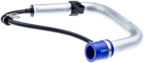 Rura dmuchawy 356BTx Husqvarna, półokrągła, metalowa z matową powłoką. Jeden koniec z niebieską osłoną i metalowym zapięciem, biała etykieta. Produkt ułożony na ciemnym tle.