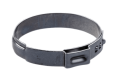 Opaska zaciskowa do dmuchawy 356BTx Husqvarna, w kolorze ciemnoszarym, wykonana z metalu. Widoczna konstrukcja pozwala na regulację średnicy. Pozycjonowana poziomo, ukazuje detal zamka i mocowania. Prosty, jednolity kolor tła.
