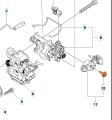 Śruba wyłącznika pilarki Husqvarna 135, 435, metalowa, srebrna, z gwintem o długości 30 mm. Ujęcie pokazuje śrubę z boku, leżącą na gładkiej, białej powierzchni. Widoczne detale to gwint oraz główka śruby. Brak oznaczeń lub logo.
