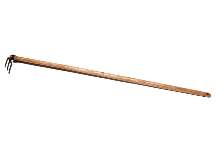 Motyczka 5-zębowa z jesionowym styliskiem o długości 80 cm, widoczna w ujęciu frontalnym. Długa, prosta rączka z naturalnego drewna z wyraźnym usłojeniem, zakończona pięcioma zębami w kolorze czarnym, idealna do uprawy roślin.