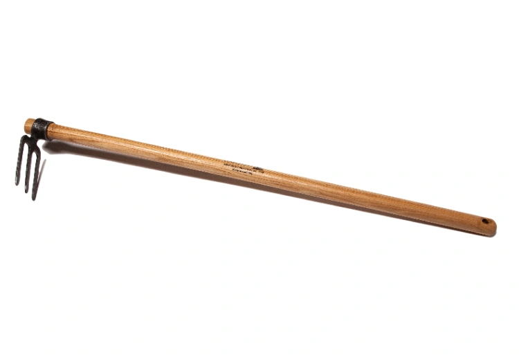 Motyczka 5-zębowa z jesionowym styliskiem o długości 80 cm, prezentująca ząbki z metalu, stawiana w pozycji poziomej. Stylisko z naturalnego drewna, gładkie, z widoczną strukturą. Idealna do ogrodnictwa i pielęgnacji gleby.