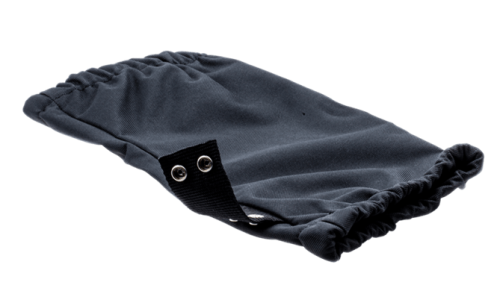 Osłona rury dmuchawy 356BTx/356BF Husqvarna, ciemnoszara, trwała, z gumką i metalowymi oczkami do mocowania. Teksturowana powierzchnia, widok z boku na przezroczystym tle.