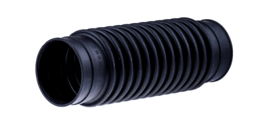 Wąż dmuchawy 356BTx Husqvarna, o cylindrycznym kształcie, wykonany z czarnego, elastycznego materiału. Widoczna faktura w postaci żeber. Ułożony horyzontalnie na jednolitym tle, z widocznymi dwoma końcami. Idealny do zastosowań w ogrodnictwie.