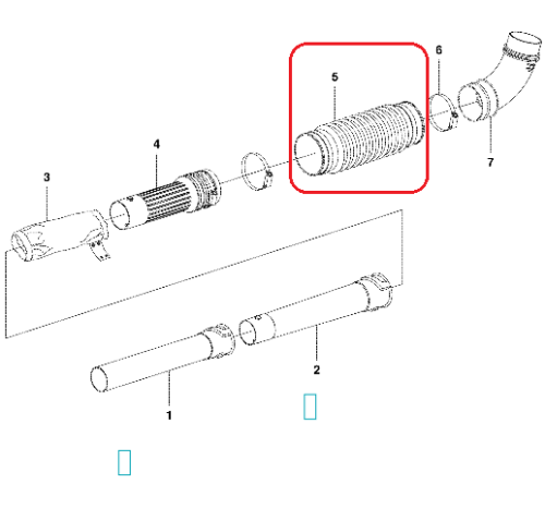 Wąż dmuchawy 356BTx Husqvarna, cylindryczny z widocznymi żeberkami na powierzchni, wykonany z materiału plastikowego. Ukazany z boku, w izolacji, bez tła. Element o średniej długości, przeznaczony do montażu w systemie dmuchawy.