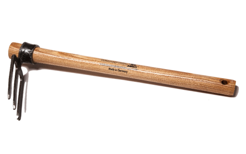 Motyczka ogrodowa 2-stronna z drewnianym styliskiem o długości 40 cm, wykonana z jesionu. Ujęcie z boku, ukazujące metalowe zęby w kolorze czarnym. Widoczne logo oraz napis Made in Germany na rączce. Tło proste, białe.