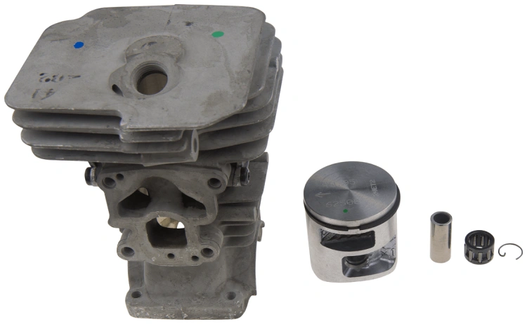 Cylinder kompletny pilarki Husqvarna 435, 440 II w kolorze szarym z metalowym tłokiem. Ujęcie frontalne, produkt złożony, z wyraźnymi napisami na każdym elemencie. Widoczny korpus z wycięciem, otwory montażowe oraz elementy mocujące w zestawie.