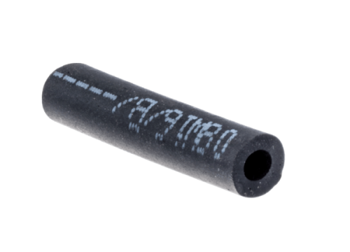 Czarny przewód paliwowy do dmuchawy 225BV Husqvarna 40, cylindryczny, elastyczny, z jasnymi napisami, leżący na płaskiej powierzchni, przeznaczony do transportu paliwa.