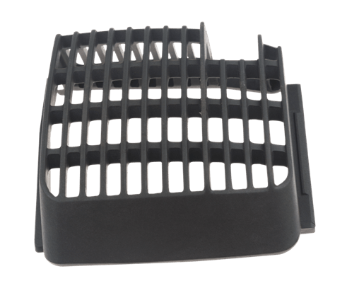 Czarna osłona cieplna dmuchawy 225BV/wykaszarki 225R Husqvarna z tworzywa sztucznego, widok z góry. Posiada siatkę wentylacyjną z równymi otworami, w kształcie prostokąta z jedną wyprofilowaną krawędzią.