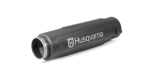 Zespół dyszy do dmuchaw akumulatorowych Husqvarna w kolorze ciemnoszarym, z metalowym zakończeniem i wyraźnym logo Husqvarna. Ujęcie z boku, ukazujące cylindryczny kształt i detale mocowania. Produkt zmontowany, gotowy do użycia.