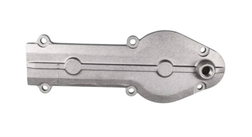 Pokrywa piasty nożyc 122HD60/122HD45 Husqvarna w kolorze szarym, wykonana z metalu. Ułożona poziomo, z widocznymi otworami montażowymi. Na gładkiej powierzchni obecne są równoległe linie i okrągłe detale, co wskazuje na precyzyjne wykonanie.