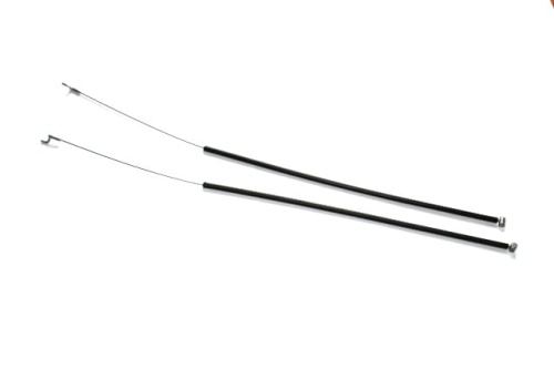 Linka gazu do pilarek Partner P 340S, P 350S, P 360S, długość około 60 cm, z metalowymi końcówkami. Widok frontalny, dwa przewody w czarnym kolorze z zakrzywionymi końcówkami. Tło białe, minimalistyczne, podkreślające produkt.