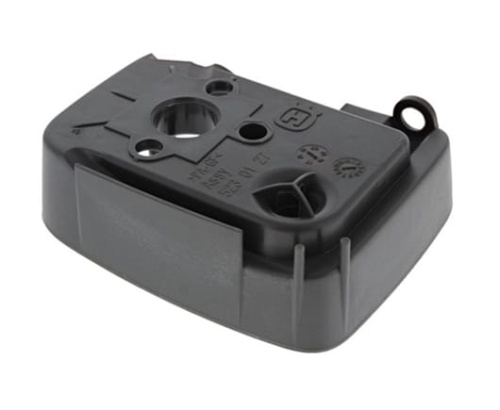 Obsada filtra nożyc 122HD60/122HD45 Husqvarna w kolorze czarnym, wykonana z tworzywa sztucznego, widoczna z boku. Prezentuje otwory montażowe oraz logo producenta. Produkt leży na jednolitym tle, co podkreśla jego kształt i detale konstrukcyjne.