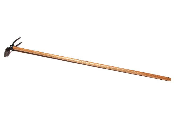 Motyczka ogrodowa 2-stronna z głowicą w kształcie serca i kantem, drewniane stylisko o długości 130 cm, pokazana z boku na białym tle. Widoczne wykończenie głowicy oraz detale tekstury drewna styliska, lekko zagięta końcówka narzędzia.