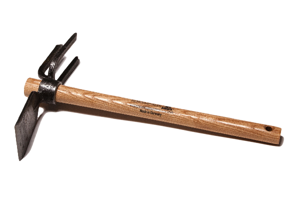 Motyczka ogrodowa 2-stronna z drewnianym styliskiem o długości 130 cm. Jedna strona ma kształt prostokąta, druga w formie serca. Narzędzie ma metalowe mocowanie. Ujęcie frontalne, produkt leży na białym tle.