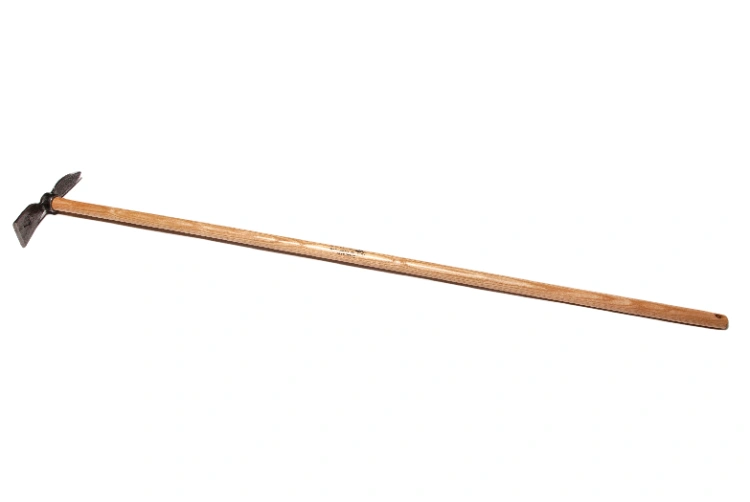 Motyczka ogrodowa z kantem i sercem na 130 cm drewnianym trzonku, widoczna z boku na białym tle, pokazująca metalowe końcówki i gładkie drewno.