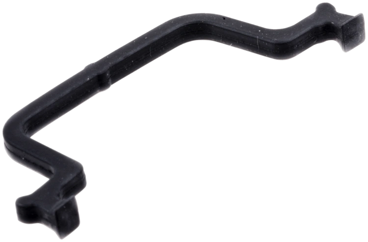 Uszczelka cylindra pilarki Husqvarna 140, 435 II, w kolorze czarnym, z giętym kształtem. Widoczna z boku, leżąca na ciemnym tle, ukazuje szczegóły mocowania. Idealna do wymiany w pilarkach, zapewnia szczelność podczas pracy.