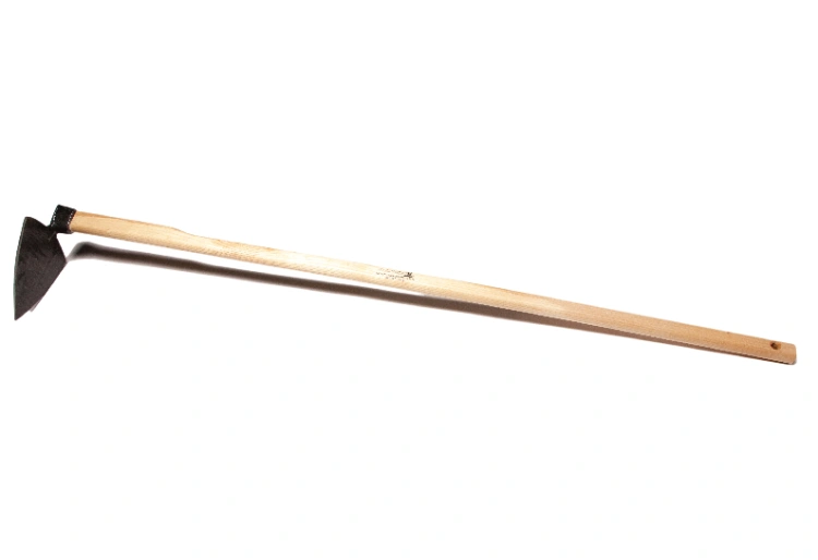 Motyka sercowa z jesionowym styliskiem o długości 130 cm, w pozycji poziomej. Ostrze o zaokrąglonym kształcie, czarne, metalowe. Proste, drewniane stylisko w naturalnym kolorze, bez widocznych oznaczeń lub zdobień.