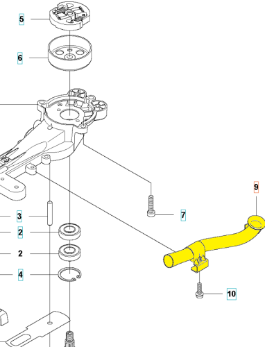 Zielona, metalowa rura wydechowa do nożyc Husqvarna 122HD60/122HD45 z zakrzywionym kształtem, widocznym mocowaniem, złączami i śrubami montażowymi na białym tle, ujęcie z bliska, frontalne.