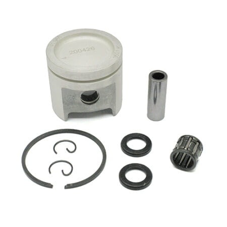 Tłok nożyc do wykaszarek Husqvarna, z metalowym korpusem w kolorze srebrnym, obejmuje pierścienie i zestaw uszczelnień. Elementy umieszczone na białym tle, układ poziomy, prezentują kompletny zestaw do regeneracji silnika.
