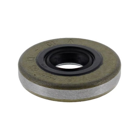 Pierścień uszczelniający karteru nożyc 122HD60/122HD45 Husqvarna w kolorze czarnym z metalicznym, srebrnym brzegiem. Okrągły kształt, widoczne logo i napisy na powierzchni. Zdjęcie wykonane frontalnie, produkt leży na białym tle.